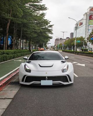 फेरारी F12 कार्बन फाइबर बॉडी किट F12 नोविटेक एन-लार्गो स्टाइल फ्रंट और रियर बंपर व्हील आर्क F12 फ्रंट लिप डिफ्यूज़र स्पोइलर