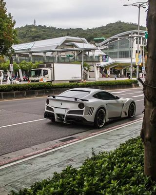 फेरारी F12 कार्बन फाइबर बॉडी किट F12 नोविटेक एन-लार्गो स्टाइल फ्रंट और रियर बंपर व्हील आर्क F12 फ्रंट लिप डिफ्यूज़र स्पोइलर