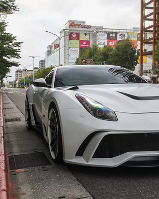 फेरारी F12 कार्बन फाइबर बॉडी किट F12 नोविटेक एन-लार्गो स्टाइल फ्रंट और रियर बंपर व्हील आर्क F12 फ्रंट लिप डिफ्यूज़र स्पोइलर
